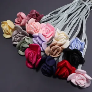 Gedetailleerd overzicht van kleurrijke stoffen rozenlinten, mooie polyester accessoires.