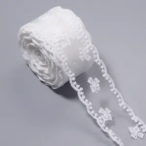 Weißes Netzspitzenband mit schöner Schleifenstickerei, ideal für Geschenke und Näharbeiten.