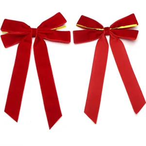 Rote Samt Weihnachtsschleifen mit Golddraht und langen Bändern für feierliche Geschenke Dekoration.