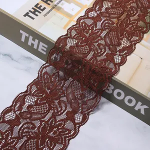 Nahaufnahme von braunem elastischem Spitzenband mit filigranem Blumenmuster für DIY-Basteln.