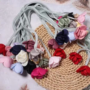 Gedetailleerde close-up van kleurrijke stoffen lint rozenbloem accessoires en haarrepen.