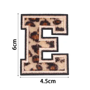 Écusson brodé lettre E motif léopard pour décoration DIY vêtements chapeaux sacs et coque.