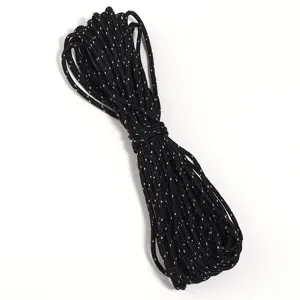 Détail de cordon tressé réfléchissant noir en polyester résistant pour vos loisirs créatifs.