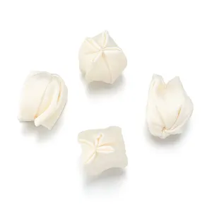 Vue rapprochée de boutons de tulipe en tissu crème, idéale pour loisirs créatifs et accessoires.