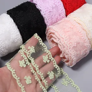 Polyester Mesh Stickerei Borte Spitzenband, detailierte Nahansicht des bunten Bastelbandes.