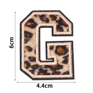 Détail écusson brodé lettre G imprimé léopard, hauteur 6cm, accessoire DIY vêtements et sacs.