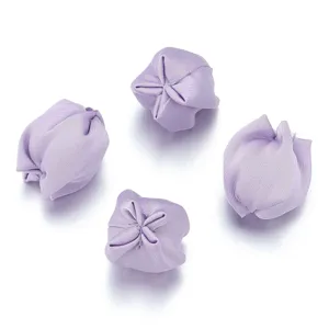 Gros plan sur quatre bourgeons de fleurs de tulipe en tissu mauve clair pour les loisirs.
