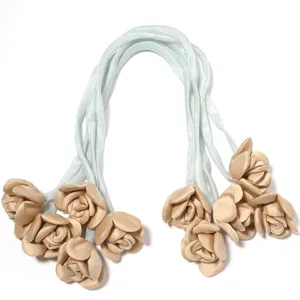 Close-up van satijnen roos lint details, ideaal voor handgemaakte DIY haaraccessoires of tassen.