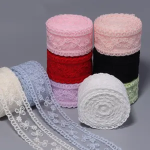 Detailaufnahme bunter Spitzenband-Rollen, bestickter Netzstoff fur Basteln und Nähen.