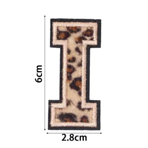 Écusson brodé lettre I motif léopard, idéal pour vêtements, chapeaux et coques de téléphone.