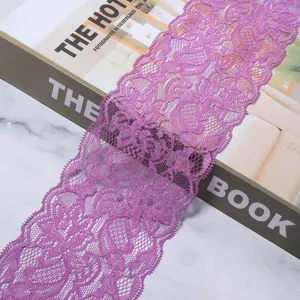 Lila elastische Spitzenborte Detail, weiches Polyester Blumenband für DIY Handwerk.