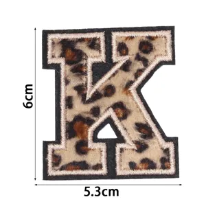 Vue détaillée du patch brodé lettre K imprimé léopard, idéal pour vêtements et accessoires.
