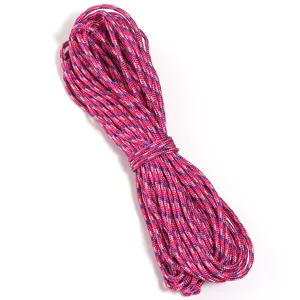 Gros plan sur les détails de la corde tissée en polyester moucheté rose et bleu, cordon DIY