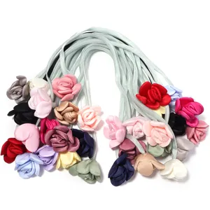 Stof roos lint details, kleurrijke bloemkoorden voor haaraccessoires en tassenhangers.