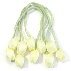 Fleurs de tulipe en tissu satin avec tiges vertes, parfaites pour accessoires de cheveux DIY.