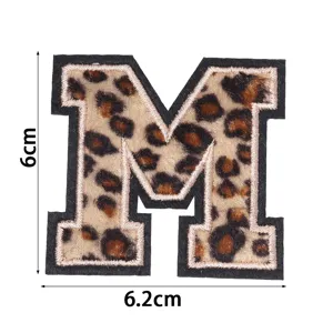 Écusson brodé lettre M imprimé léopard, vue de détail pour loisirs créatifs et vêtements.