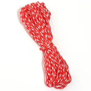 Détail de cordon tressé rouge et blanc, matière polyester durable pour loisirs et lanières.