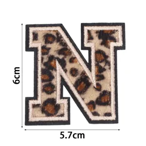 Vue détaillée du patch brodé lettre N avec motif léopard, idéal pour vêtements et accessoires DIY.