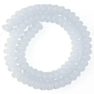 Vista detallada de cuentas de ábaco de vidrio azul claro, ideal para manualidades DIY.