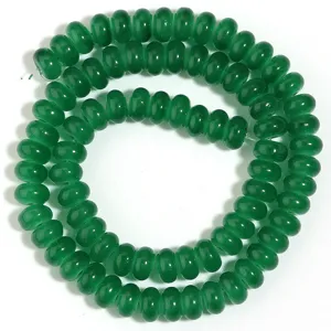 Detalle de hebra de cuentas de ábaco de vidrio verde, cuentas espaciadoras para accesorios de joyería.