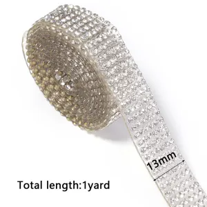Detailaufnahme von 13mm selbstklebendem Strassband Glitzer Kristall Borte DIY Handwerk.