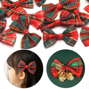 Gedetailleerd overzicht van kerst rood en groen ruitjes haarstrikken en accessoires.