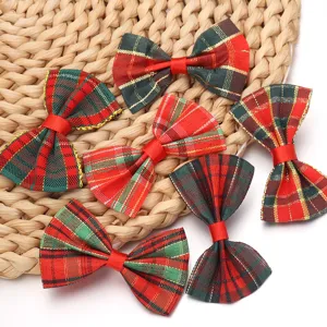 Close-up detail van feestelijke rood-groene ruitstrikken voor kerst DIY knutseldecoratie.