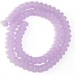 Primer plano detallado de cuentas de abaco de vidrio violeta claro, ideal para joyas DIY.