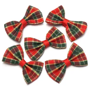 Detailweergave van rood-groene geruite stoffen strikken, perfect voor kerstdecoratie en knutselwerk.