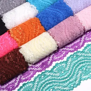 Detaillierte Nahaufnahme der bunten Polyester-Spitzenborte, zeigt die feine Webstruktur.