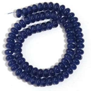 Detalle de cuentas de abaco de vidrio azul oscuro, perfecto para joyeria DIY y artesania.