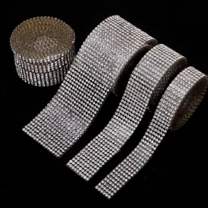 Nahaufnahme glitzernder selbstklebender Strassband-Rollen für DIY-Bastelei und Deko.