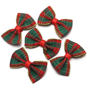 Close-up van rood-groene kerstruit strikken met gouden rand perfect voor DIY accessoires.