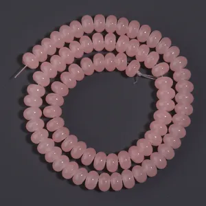 Hermoso hilo de cuentas de abaco de vidrio rosa para joyeria DIY y una vista detallada