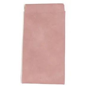 Nahaufnahme der rosa PU Leder Quetsch Bruttasche mit weicher Textur und feinen Kanten.