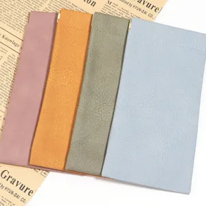 Nahaufnahme bunter PU-Leder-Etuis mit weicher Textur und praktischem Metallkanten-Verschluss.