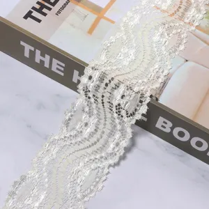 Weißes Polyester-Spitzenband Borte für DIY Nähen, Kleidung und Hochzeitskleid Details.