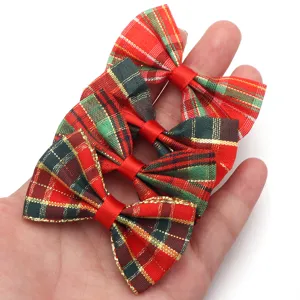 Gedetailleerd overzicht van rood-groene geruite strikken voor knutselen en cadeaus verpakken.