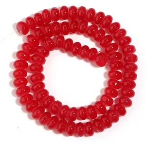 Detalle de cuentas de abaco de vidrio rojo, ideal para hacer joyas de bricolaje y pulseras.