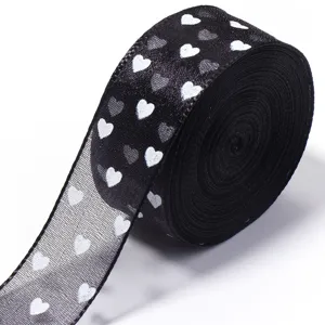 Nastro in organza trasparente nero con stampa a cuori bianchi per fai da te e confezioni regalo.