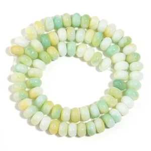 Gros plan de perles d'abaque en verre dégradé coloré, idéal pour la création de bijoux DIY faits main.