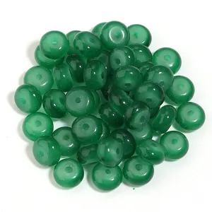 Detalle de cuentas de ábaco de vidrio verde, cuentas redondas lisas para accesorios de joyería DIY.