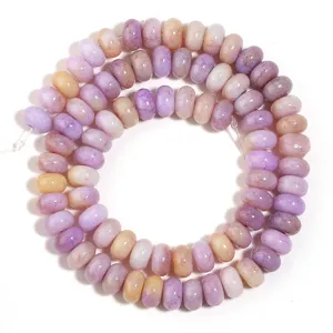 Gros plan détaillé de perles en verre craquelé violet dégradé pour bijoux faits main DIY.