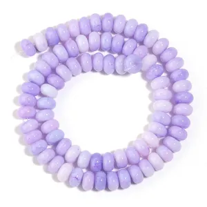 Gros plan de perles abaque en verre craquelé dégradé violet, idéal pour la création de bijoux DIY.
