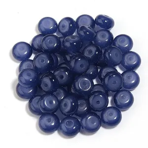 Detalle de cuentas de abaco de vidrio azul, vista cercana de abalorios sueltos para manualidades.