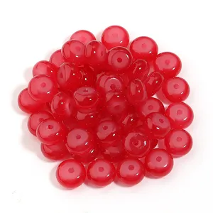 Primer plano de cuentas de abaco de vidrio rojo, cuentas sueltas para joyeria artesanal.