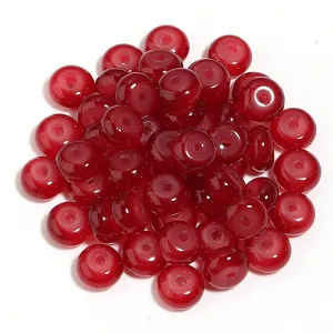 Detalle de cuentas de abaco de vidrio rojo, ideal para hacer joyas y collares de bricolaje.