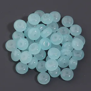 Detalle de cuentas de abaco de vidrio azul claro para hacer joyas y manualidades.