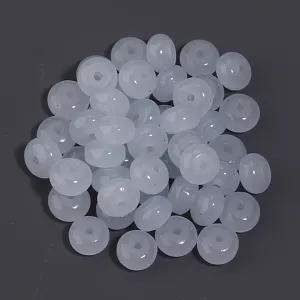 Primer plano de cuentas de abaco de vidrio translucido, superficie lisa, ideal para manualidades.