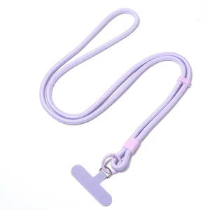 Vista dettagliata del laccetto per telefono viola regolabile con anelli e patch.